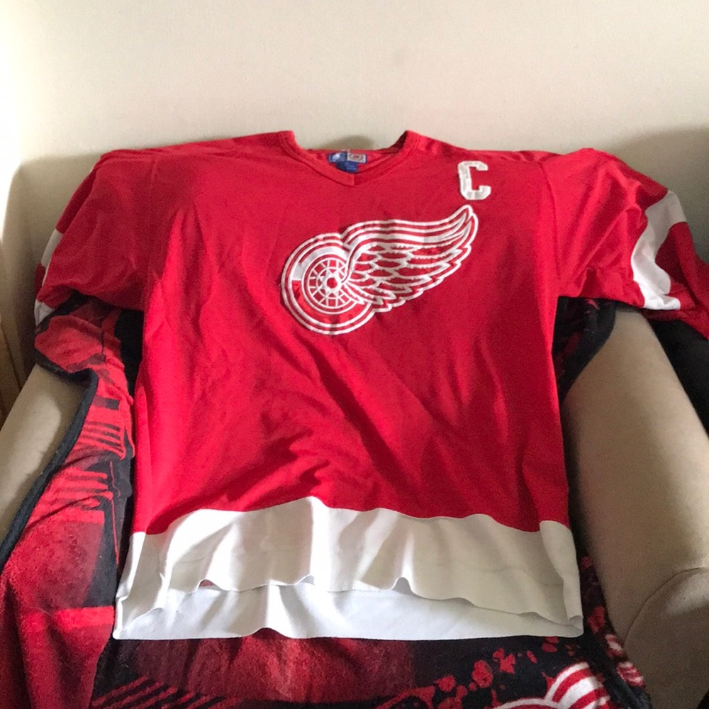 Vintage Detroit Red Wings #19 Yzerman XL Starter Jersey